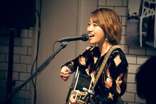 Rihwa「WILD INSIDE with J.S. BURGERS CAFE」東京・J.S. BURGERS CAFE 新宿店公演の様子。