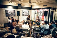 Rihwa「WILD INSIDE with J.S. BURGERS CAFE」東京・J.S. BURGERS CAFE 新宿店公演の様子。