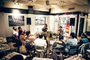 Rihwa「WILD INSIDE with J.S. BURGERS CAFE」東京・J.S. BURGERS CAFE 新宿店公演の様子。