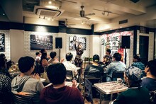 Rihwa「WILD INSIDE with J.S. BURGERS CAFE」東京・J.S. BURGERS CAFE 新宿店公演の様子。