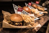 RihwaとJ.S. BURGERS CAFEのコラボメニュー「Rihwa RECOMMEND MENU」。