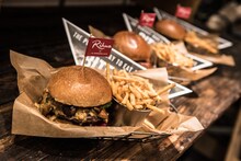 RihwaとJ.S. BURGERS CAFEのコラボメニュー「Rihwa RECOMMEND MENU」。