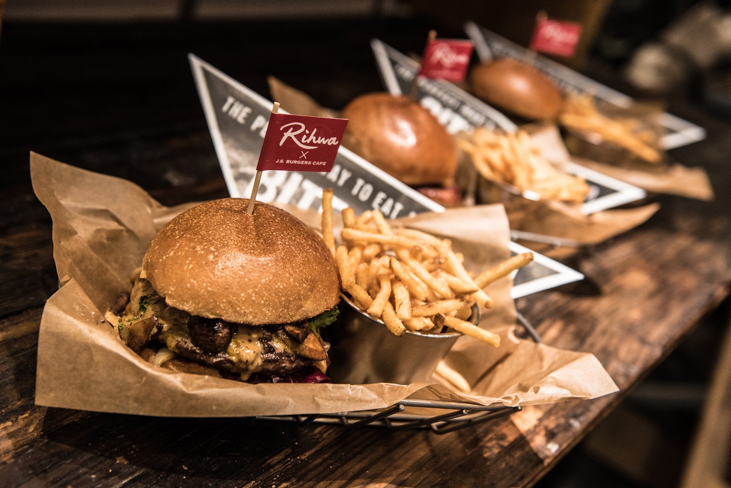 RihwaとJ.S. BURGERS CAFEのコラボメニュー「Rihwa RECOMMEND MENU」。