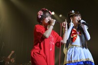 2人で「凜（RIN）」を歌った理姫（左）と鈴木愛理（右）。