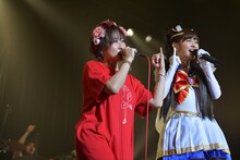 2人で「凜（RIN）」を歌った理姫（左）と鈴木愛理（右）。