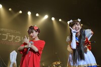 2人で「凜（RIN）」を歌った理姫（左）と鈴木愛理（右）。