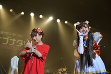 2人で「凜（RIN）」を歌った理姫（左）と鈴木愛理（右）。