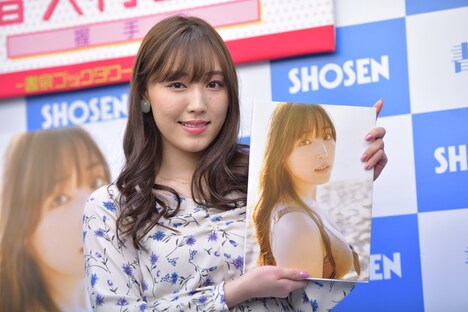 最新のソロ写真集「Makana」をアピールする譜久村聖。