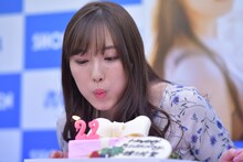 ロウソクの火を吹き消す譜久村聖。