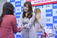 ファンとの交流を楽しむ譜久村聖。