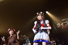 奇妙なポーズで固まる鈴木愛理（右）。