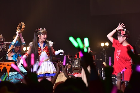 鈴木愛理とアカシックによるコラボレーションの様子。