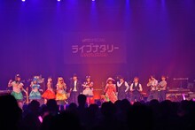 「Thriller」に乗せて登場した鈴木愛理とアカシック。