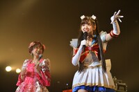 ゾンビになる鈴木愛理（右）。