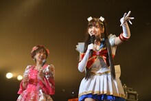 ゾンビになる鈴木愛理（右）。