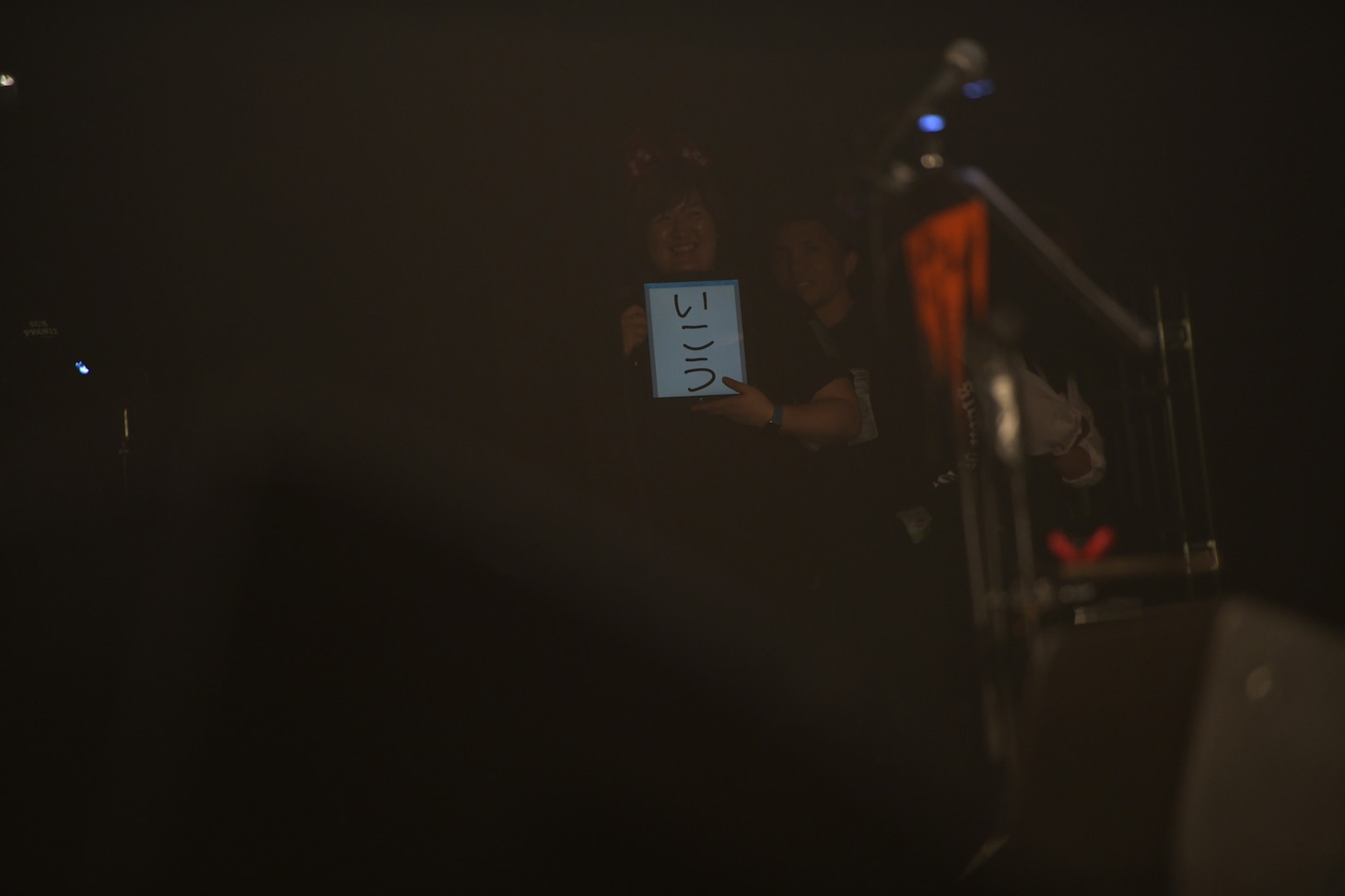 ライブに戻るよう指示するスタッフ。