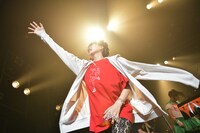 客席に飴を投げる理姫。