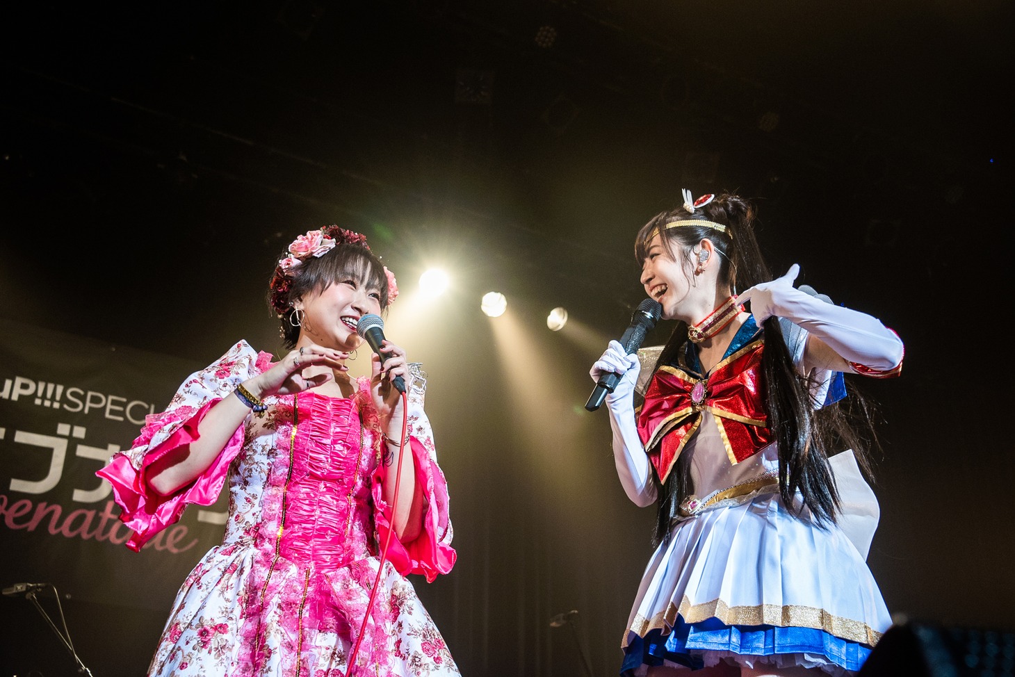 おしゃべりが止まらない理姫（左）と鈴木愛理（右）。（撮影：曽我美芽）