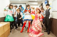 本番直前の鈴木愛理とアカシック。（撮影：曽我美芽）