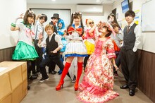 本番直前の鈴木愛理とアカシック。（撮影：曽我美芽）