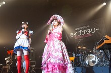 「uP!!! SPECIAL ライブナタリー 201811」の様子。左から鈴木愛理、理姫（アカシック）。（撮影：曽我美芽）