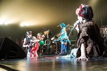 ステージでくつろぐ鈴木愛理（左）と理姫（右）。（撮影：曽我美芽）