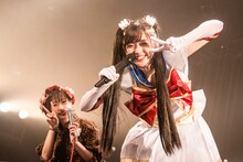 急にカメラに向かってアピールする理姫（左）と鈴木愛理（右）。（撮影：曽我美芽）