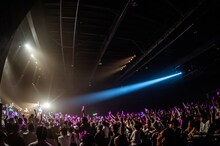 鈴木愛理によるパフォーマンスの様子。（撮影：曽我美芽）