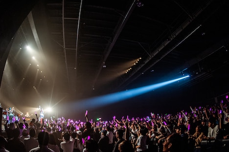 鈴木愛理によるパフォーマンスの様子。（撮影：曽我美芽）