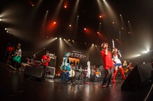 鈴木愛理とアカシックによるコラボレーションの様子。（撮影：曽我美芽）