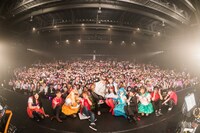 観客と記念撮影する鈴木愛理とアカシック。（撮影：曽我美芽）