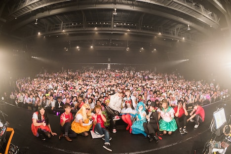 観客と記念撮影する鈴木愛理とアカシック。（撮影：曽我美芽）