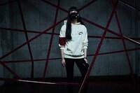 パーカー「New Logos Order Hoodie」着用イメージ。