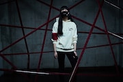 パーカー「New Logos Order Hoodie」着用イメージ。