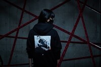 パーカー「New Logos Order Hoodie」着用イメージ。