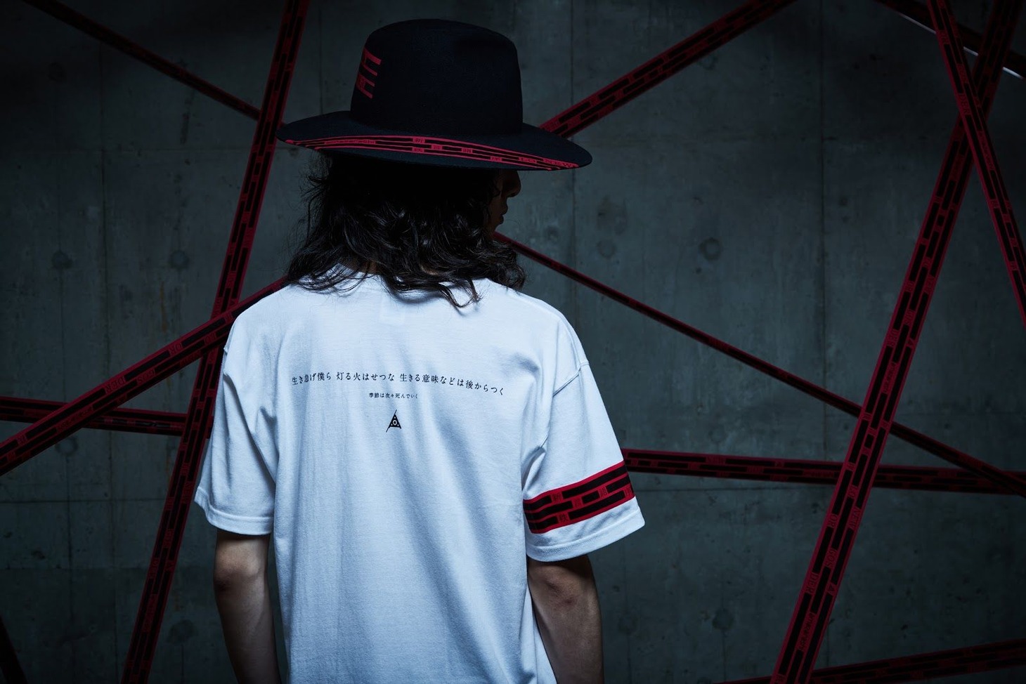 Tシャツ「101 Wearable Lyrics」とCA4LAコラボハット着用イメージ。
