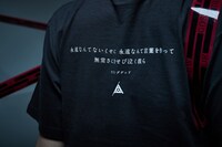 Tシャツ「101 Wearable Lyrics」着用イメージ。
