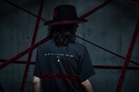 Tシャツ「101 Wearable Lyrics」とCA4LAコラボハット着用イメージ。