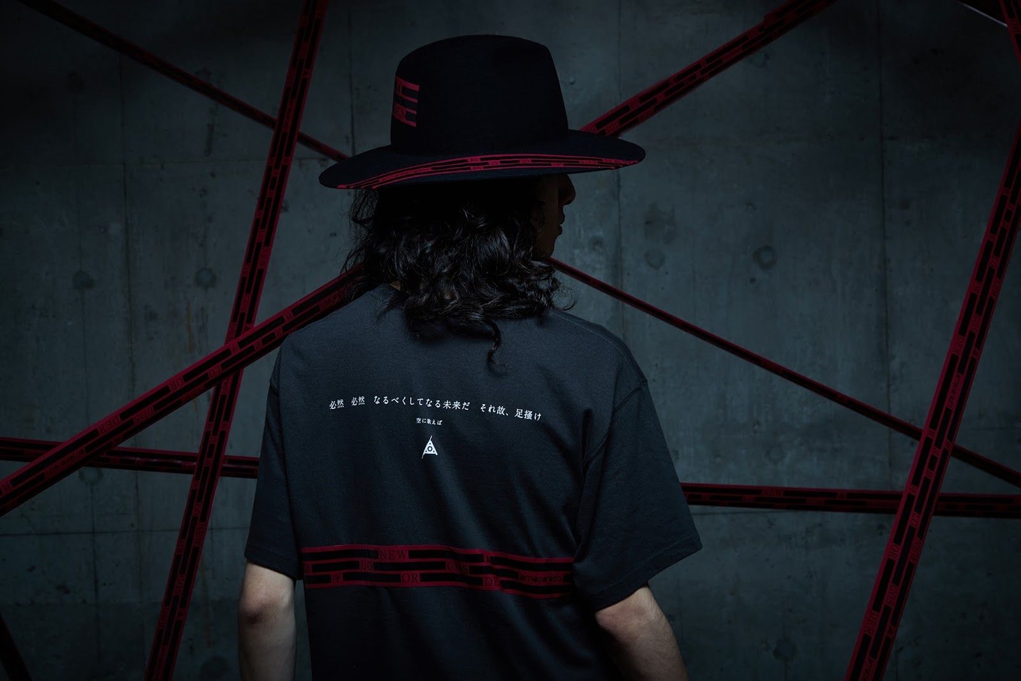 Tシャツ「101 Wearable Lyrics」とCA4LAコラボハット着用イメージ。