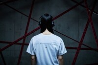 Tシャツ「101 Wearable Lyrics」着用イメージ。