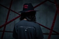 Tシャツ「101 Wearable Lyrics」とCA4LAコラボハット着用イメージ。