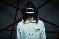 マスク「New Logos Order Mask」着用イメージ。