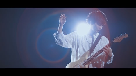 佐香智久「不完全モノクローグ」MVのワンシーン。