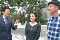 左から駒田健吾アナウンサー、浜田陽子氏、マーク・パンサー。 (c)TBS