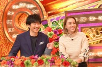 番組のMCを務める渡部建（左）、滝沢カレン。 (c)TBS