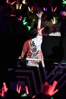 トロッコに乗って移動するとなりの坂田。。（撮影：小松陽祐［ODD JOB］、黒瀬友理）