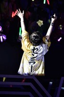 トロッコに乗って移動するセンラ。（撮影：小松陽祐［ODD JOB］、黒瀬友理）