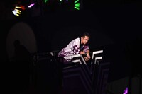 トロッコに乗って移動する志麻。（撮影：小松陽祐［ODD JOB］、黒瀬友理）