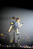 左からセンラ、志麻。（撮影：小松陽祐［ODD JOB］、黒瀬友理）