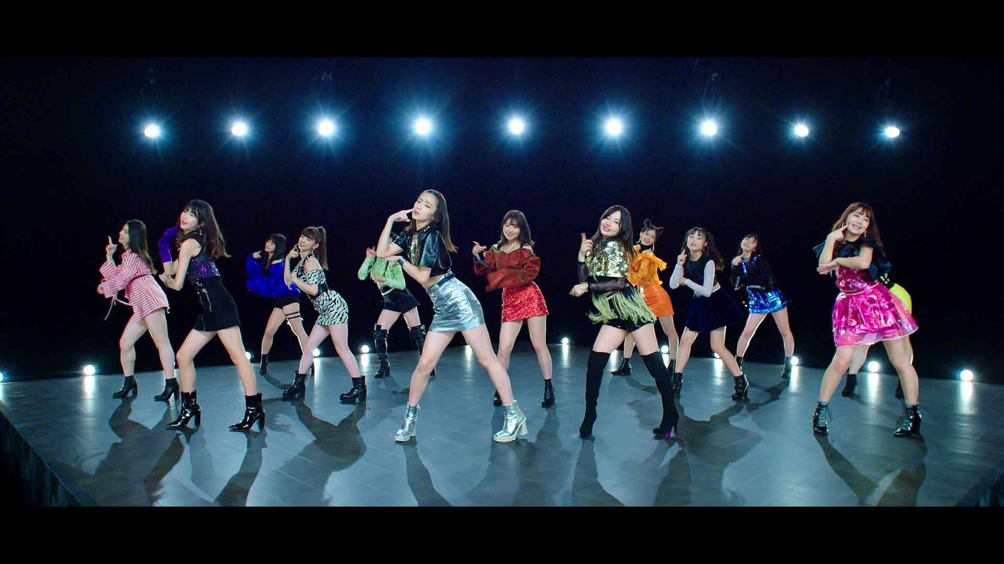 AKB48 PRODUCE48選抜「わかりやすくてごめん」ミュージックビデオのワンシーン。